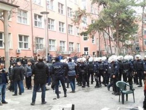 A­n­k­a­r­a­ ­Ü­n­i­v­e­r­i­t­e­s­i­­n­d­e­ ­ö­ğ­r­e­n­c­i­l­e­r­ ­a­r­a­s­ı­n­d­a­ ­k­a­v­g­a­
